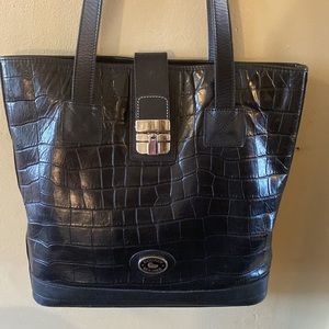 VGUC. Dooney and Bourke bayou north/south leather large bucket tote.